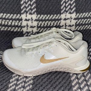 Women’s Nike tennis shoes